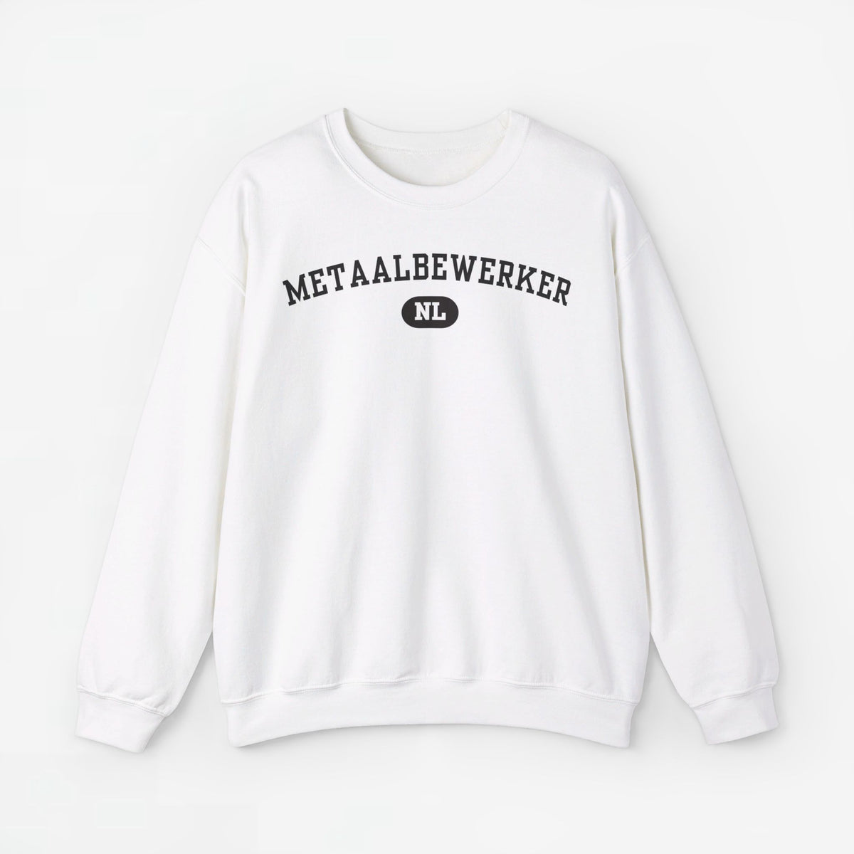 Witte trui met lange mouwen en “METAALBEWERKER” print met NL-logo.
