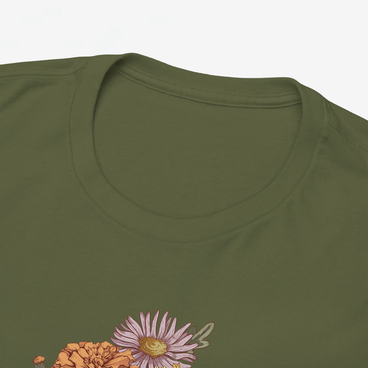 Olijfgroene T-shirt close-up met ronde hals en deel van bloemenprint