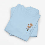 T-shirt lichtblauw met kleine bloemenprint op de borst