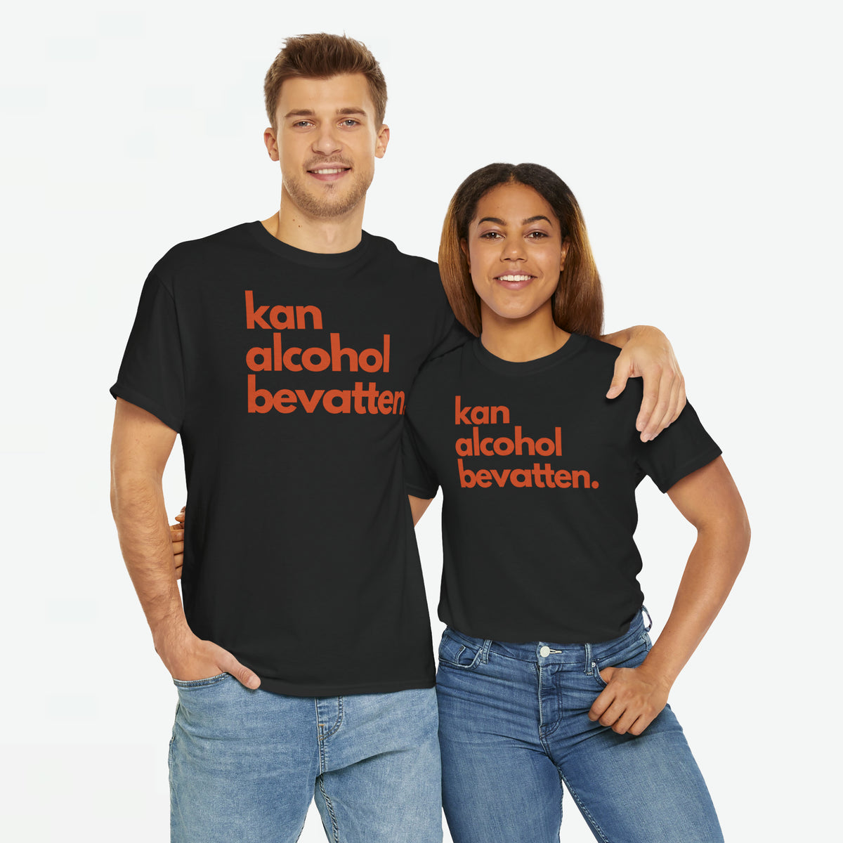 Zwart oversized T-shirt met oranje frontprint 'kan alcohol bevatten', gedragen door twee modellen.