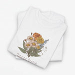 Wit T-shirt met bloemenboeketprint op de borst en kleine siertekst onderaan