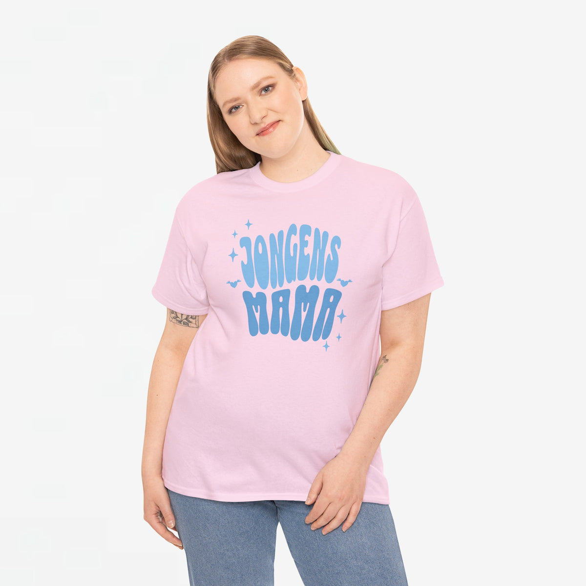 Roze oversized T-shirt met “JONGENS MAMA” print op de borst, gedragen met jeans