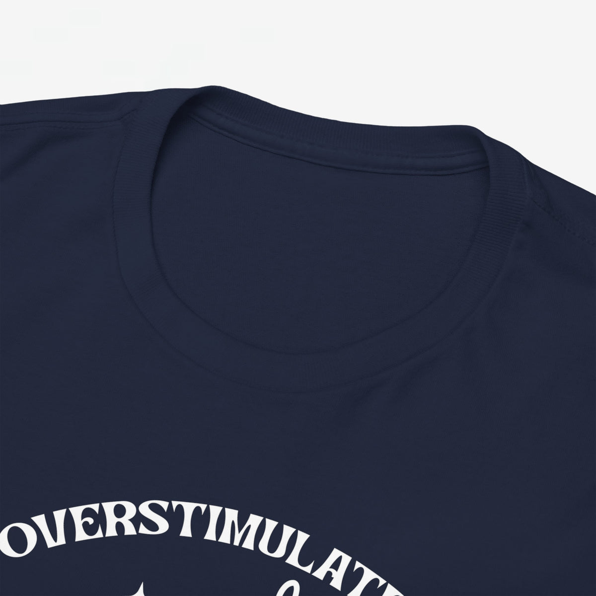 Donkere t-shirt met ronde hals en deels zichtbare witte tekstprint