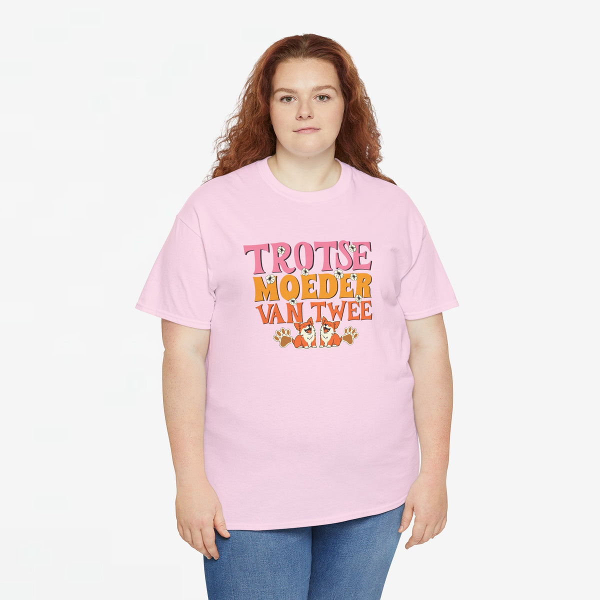 Roze T-shirt met ronde hals en grote kleurrijke opdruk “Trots(e) moeder van twee”