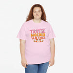 Roze T-shirt met ronde hals en grote kleurrijke opdruk “Trots(e) moeder van twee”