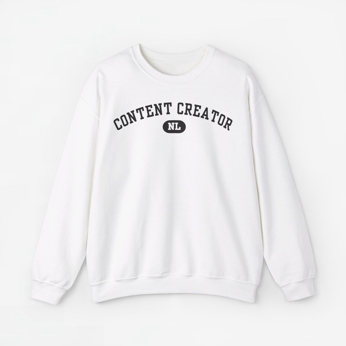 Witte trui met opdruk “CONTENT CREATOR” en klein NL op de borst