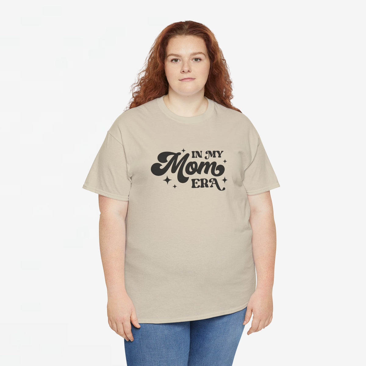 Zandkleurige t-shirt met ronde hals en zwarte "In My Mom Era"-print op de borst.