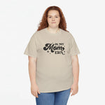 Zandkleurige t-shirt met ronde hals en zwarte "In My Mom Era"-print op de borst.