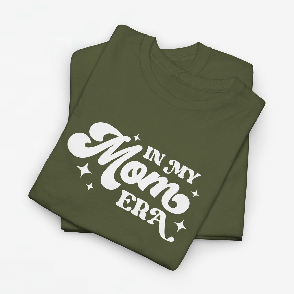 Olijfgroene oversized t-shirt met witte tekst 'IN MY MOM ERA'.