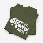 Olijfgroene oversized t-shirt met witte tekst 'IN MY MOM ERA'.