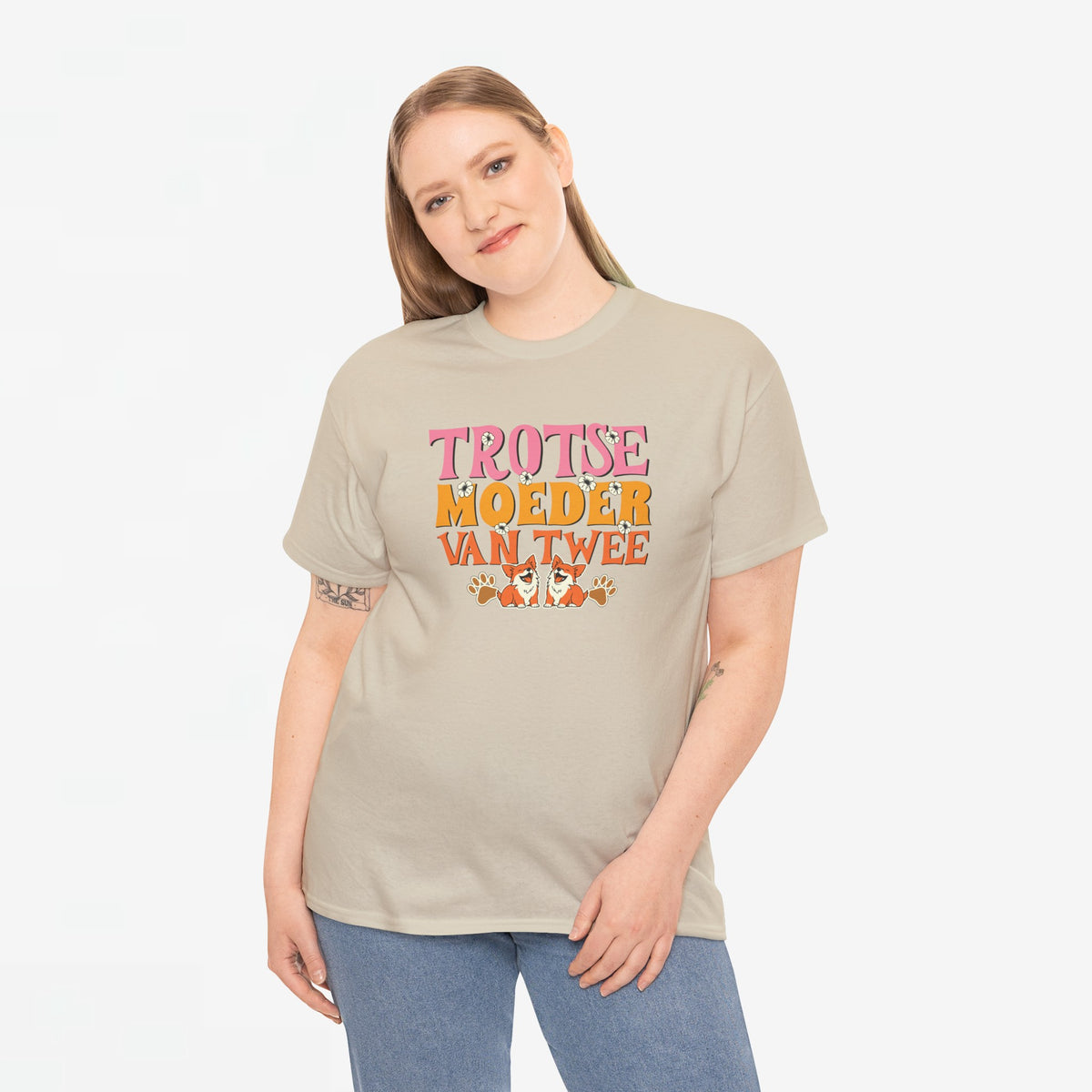 Beige T-shirt met ronde hals en kleurrijke opdruk, gedragen door een model