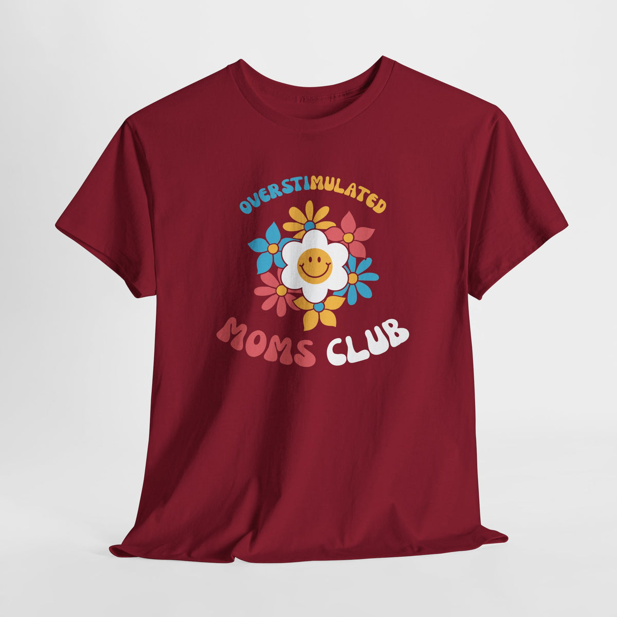 Bordeauxrode t-shirt met grote borstprint “Overstimulated Moms Club” en bloem- en leeuwillustratie