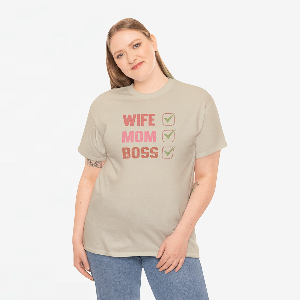 Sandkleurige t-shirt met ronde hals en opdruk 'WIFE MOM BOSS' met groene vinkjes