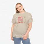 Sandkleurige t-shirt met ronde hals en opdruk 'WIFE MOM BOSS' met groene vinkjes