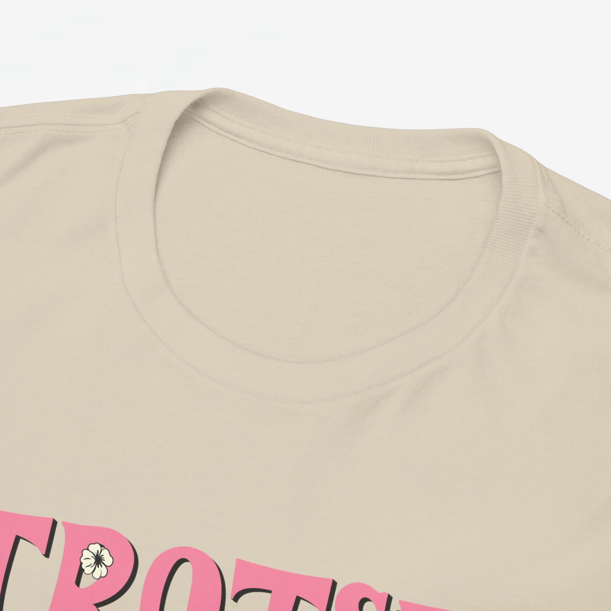 Detail van beige T-shirt kraag met deels zichtbare kleurrijke borstprint