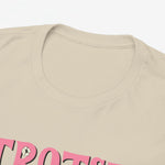 Detail van beige T-shirt kraag met deels zichtbare kleurrijke borstprint