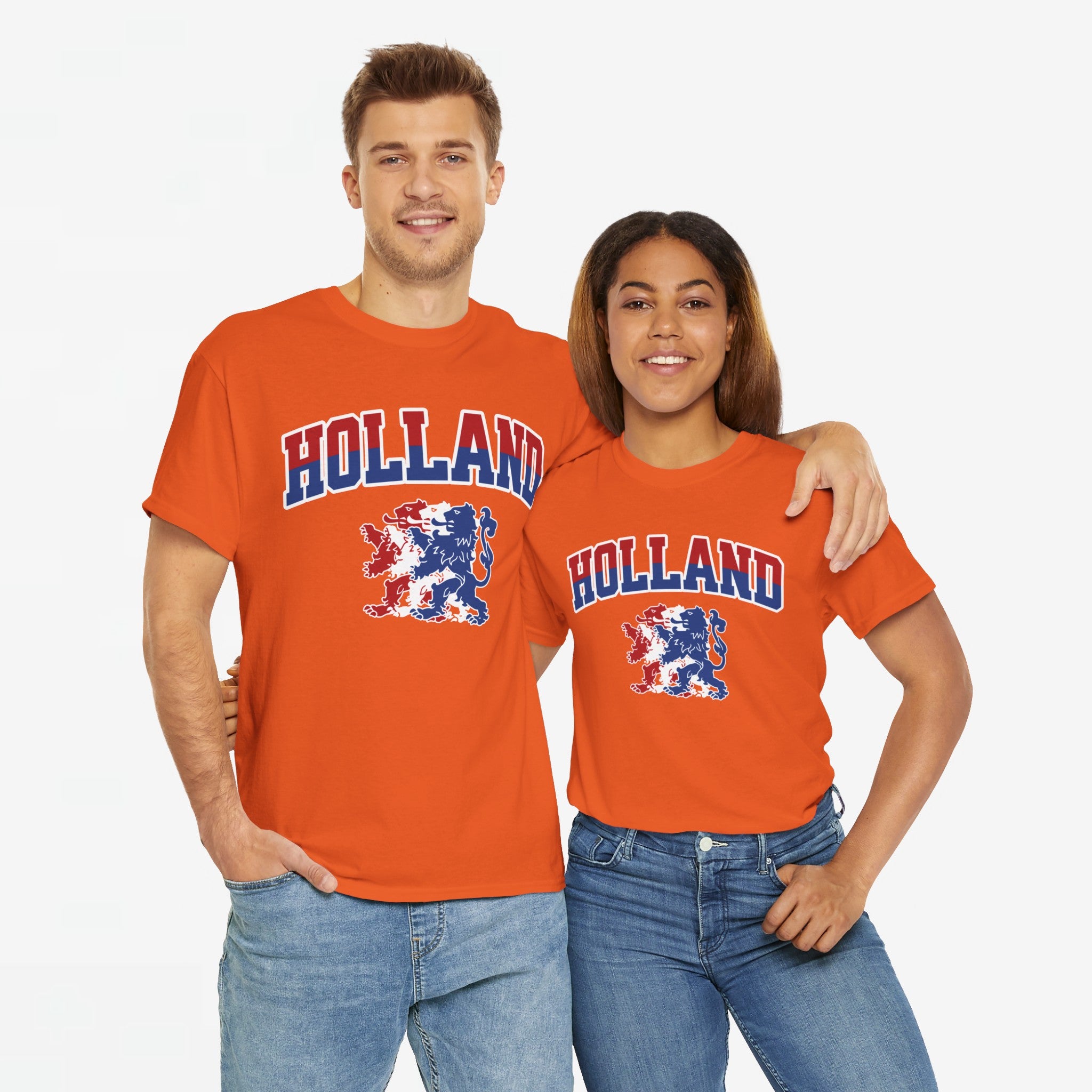 Oranje T-shirt voor EK, WK en Koningsdag - Personaliseer met Naam & Rugnummer - HOLLAND met Leeuw (rode en blauwe tekst)