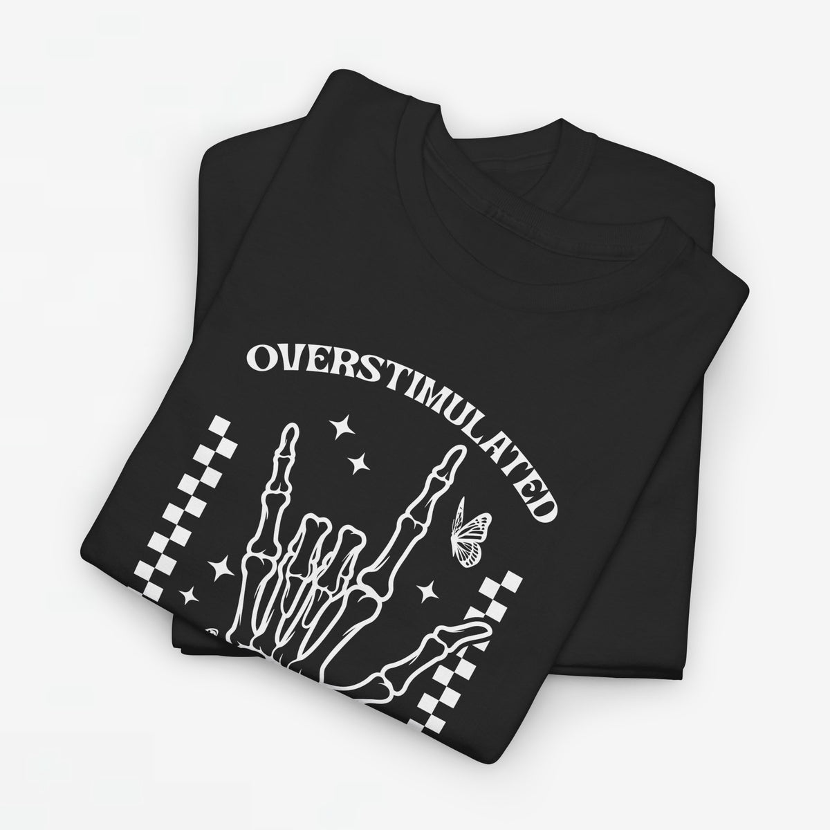 Zwart oversized T-shirt met wit printdesign van een silhouet en tekst “OVERSTIMULATED”.