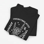 Zwart oversized T-shirt met wit printdesign van een silhouet en tekst “OVERSTIMULATED”.
