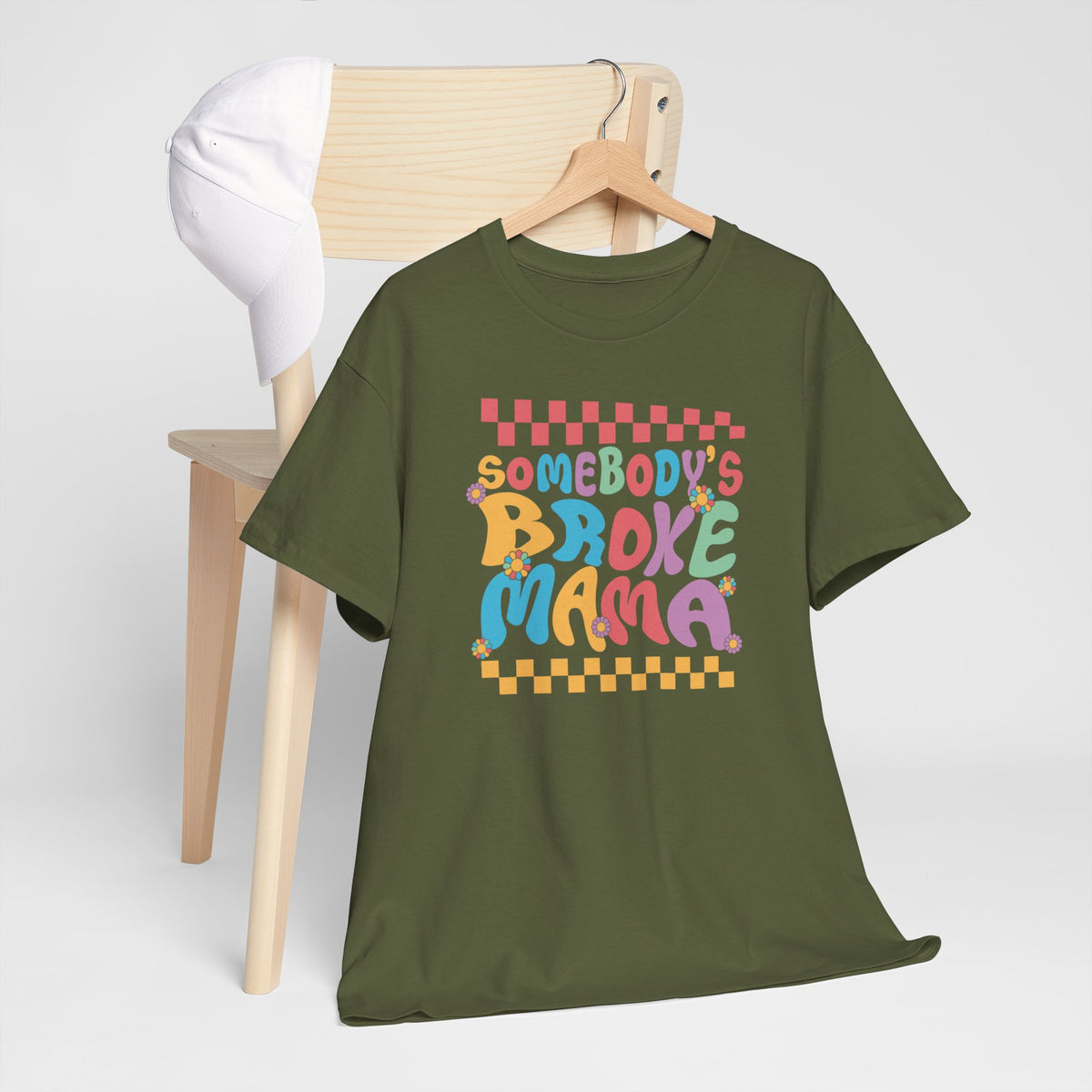 Military green oversized t-shirt met kleurrijke "Somebody’s Broke Mama"-opdruk op borst