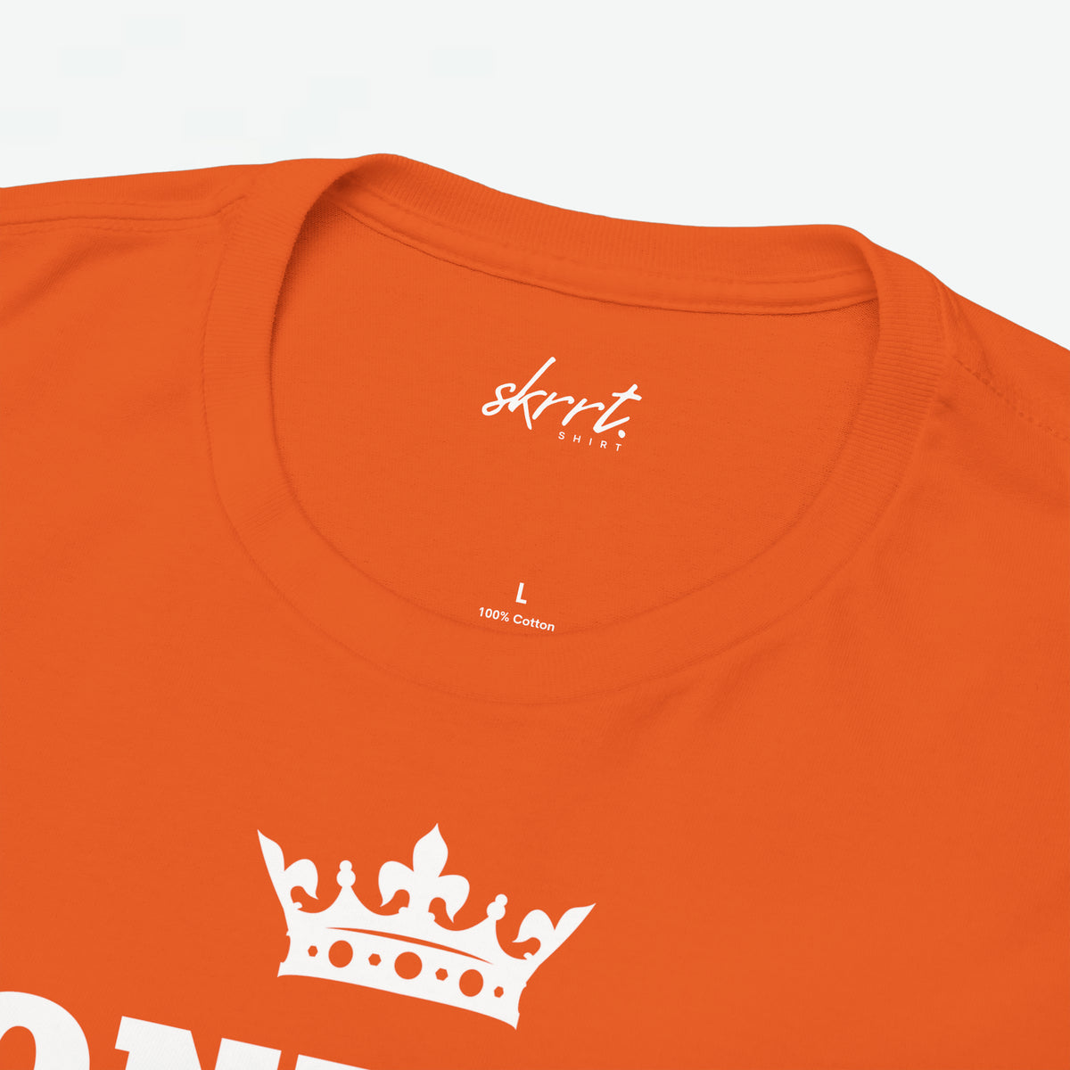 Oranje T-shirt close-up: ronde hals met kleine merktekst en kroonprint