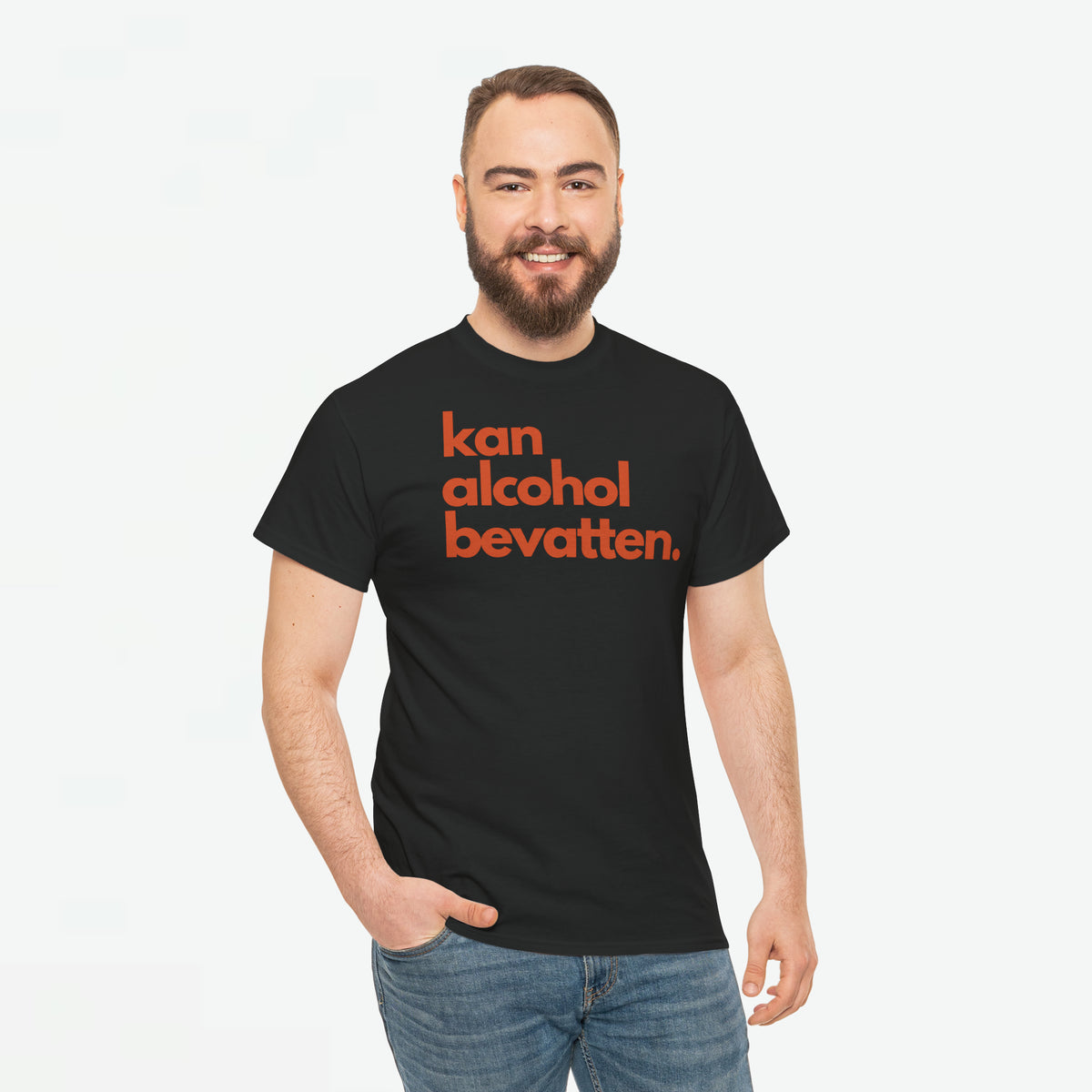 Zwarte oversized T-shirt met oranje frontprint 'kan alcohol bevatten.'