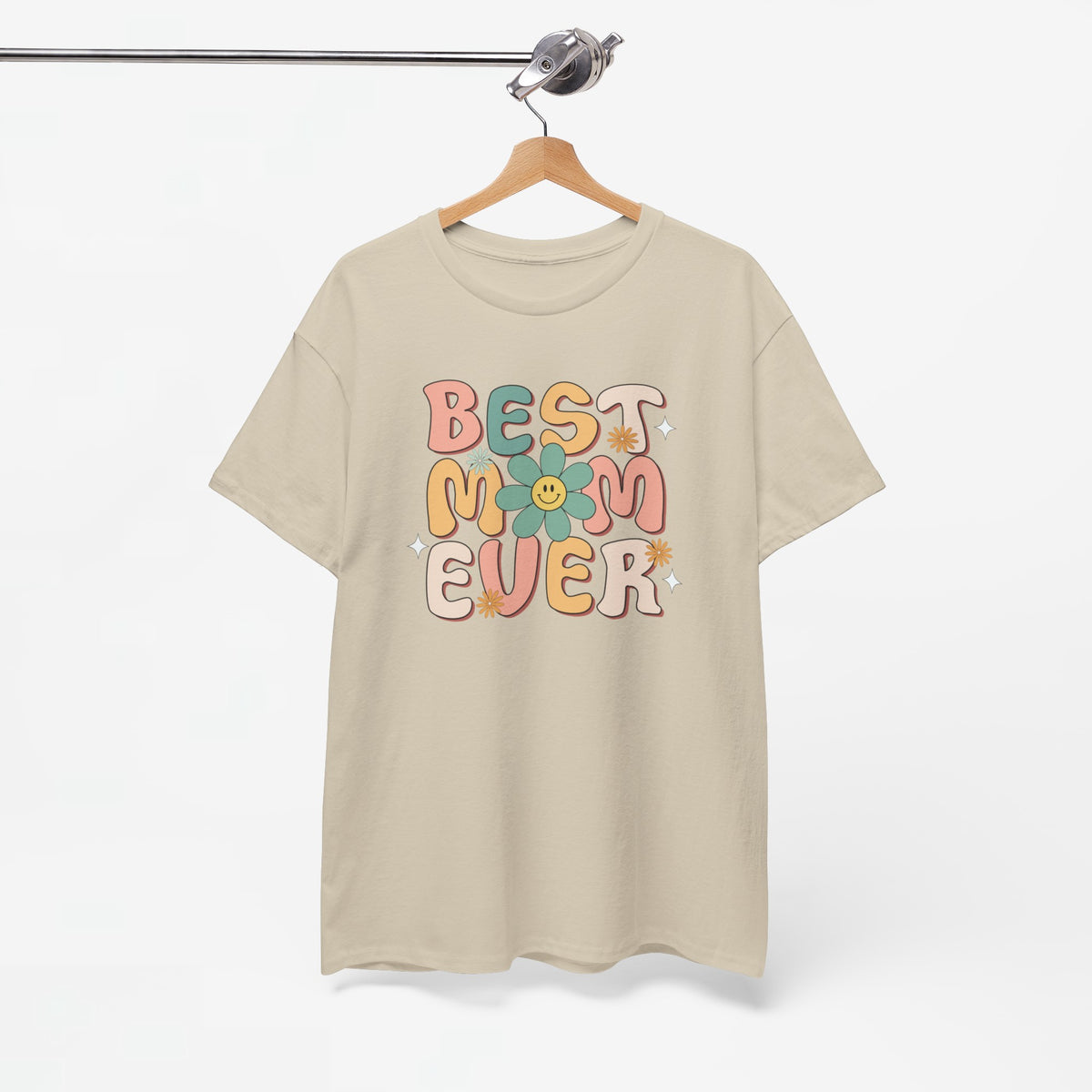 Beige t-shirt aan hanger met ronde hals en 'BEST EVER' bloemenprint voorop