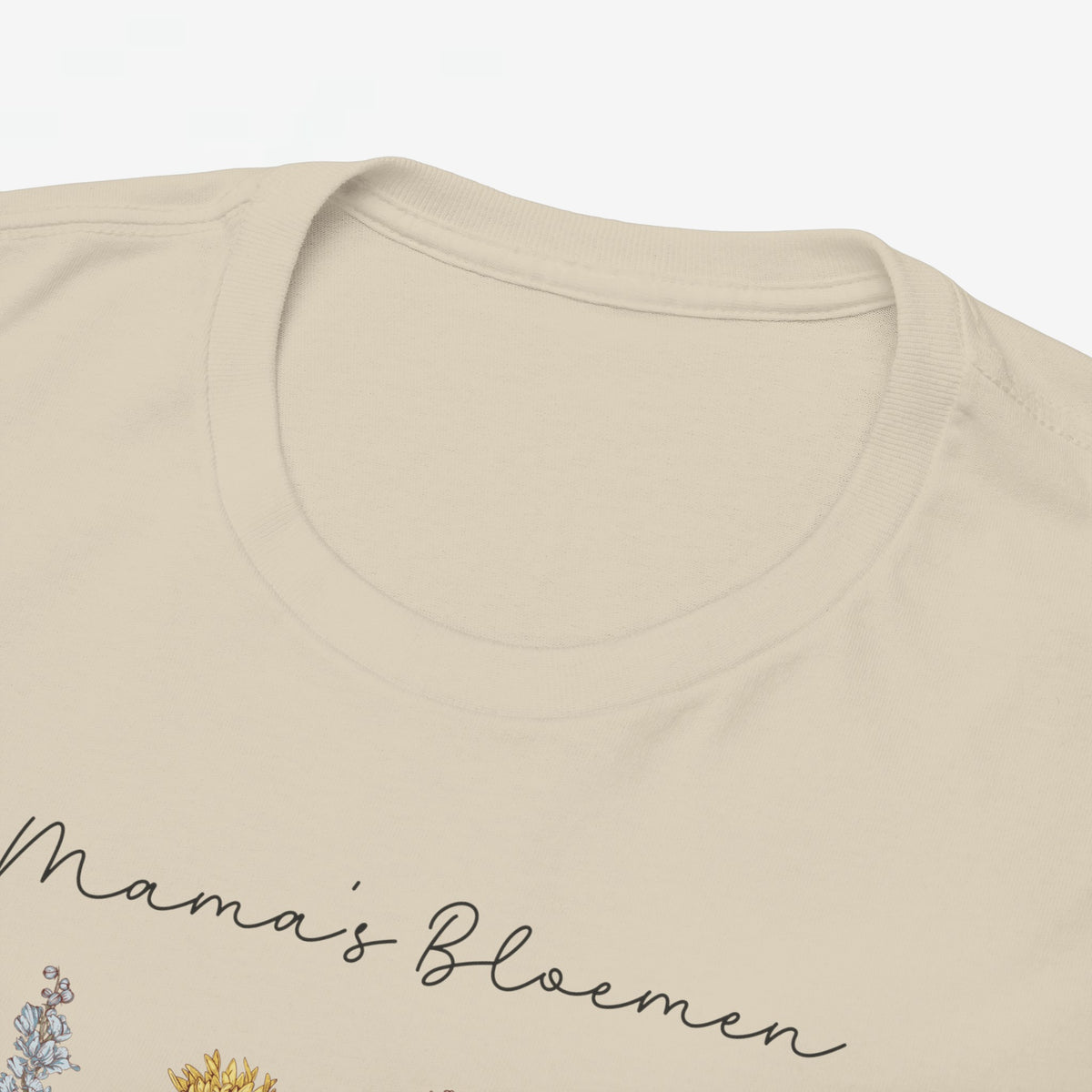 Beige T-shirt close-up: hals en bloemenprint met tekst Mama’s Bloemen