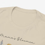 Beige T-shirt close-up: hals en bloemenprint met tekst Mama’s Bloemen