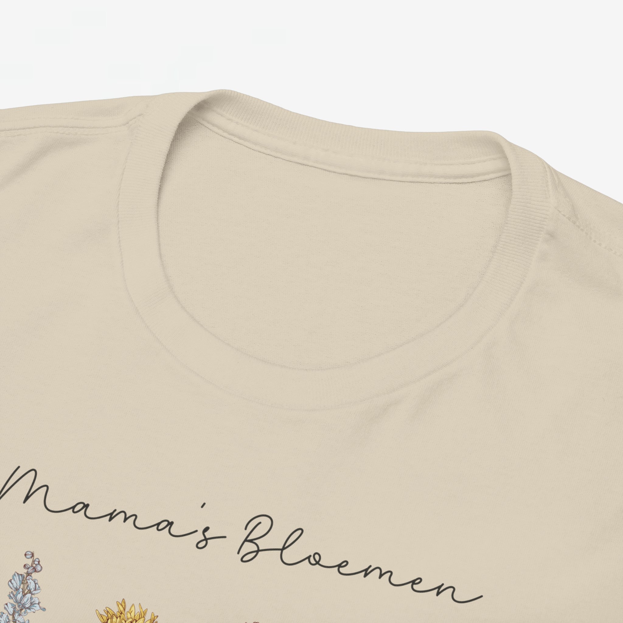 Gepersonaliseerde Moederdag Mama Cadeau - T-shirt - Mama's bloemen met namen en geboortemaand bloemen (zwarte tekst)