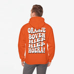 Oranje oversize hoodie met grote bedrukking op de rug en capuchon