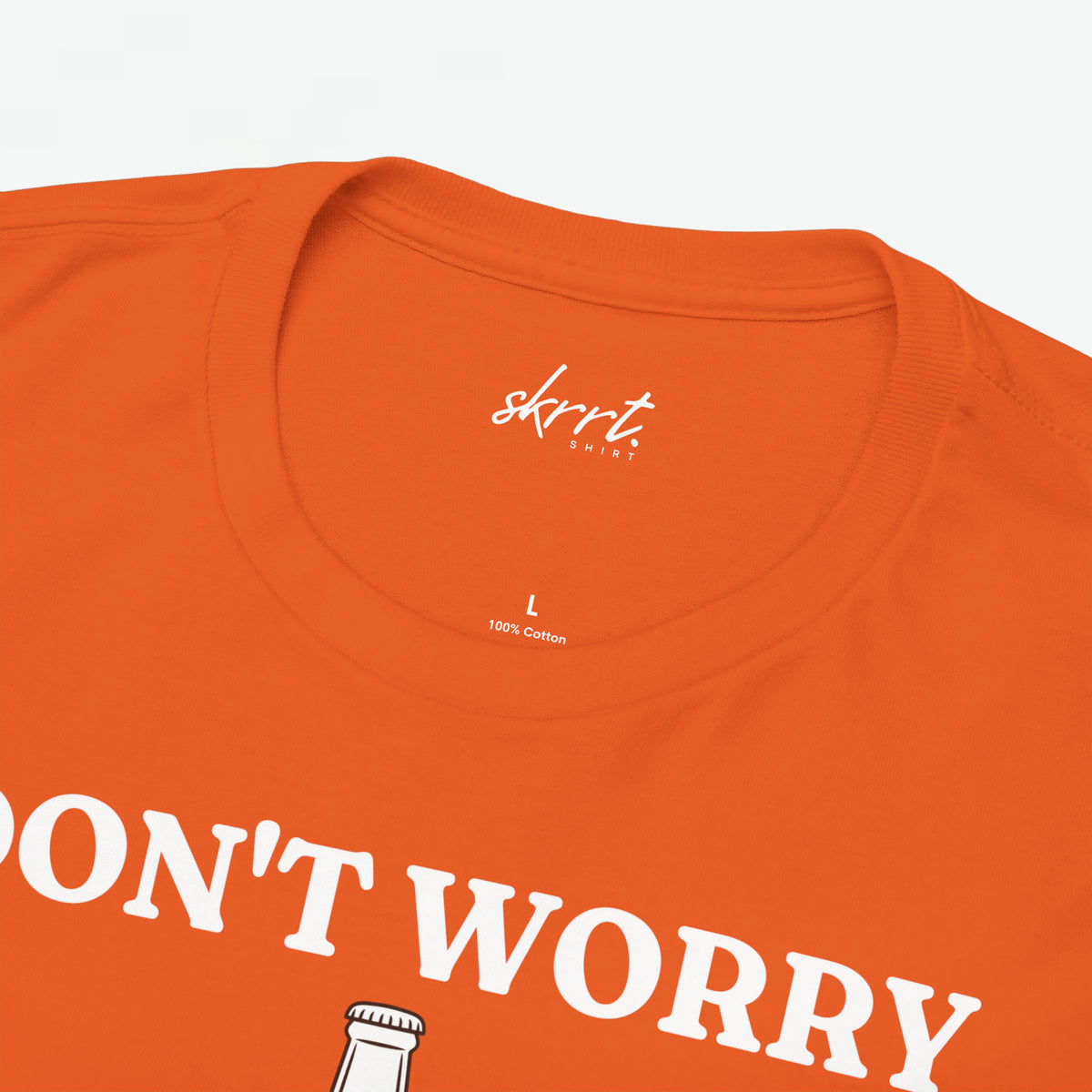 Oranje T-shirt halsboord met logo op borst, katoenstempel onder de halsnaad.