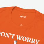 Oranje T-shirt halsboord met logo op borst, katoenstempel onder de halsnaad.