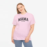 Roze Mama T-shirt met borstprint “MAMA” en “EST. 2022”, ronde hals