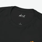 Detail: zwarte T-shirt hals met merklogo en ‘100% Cotton’