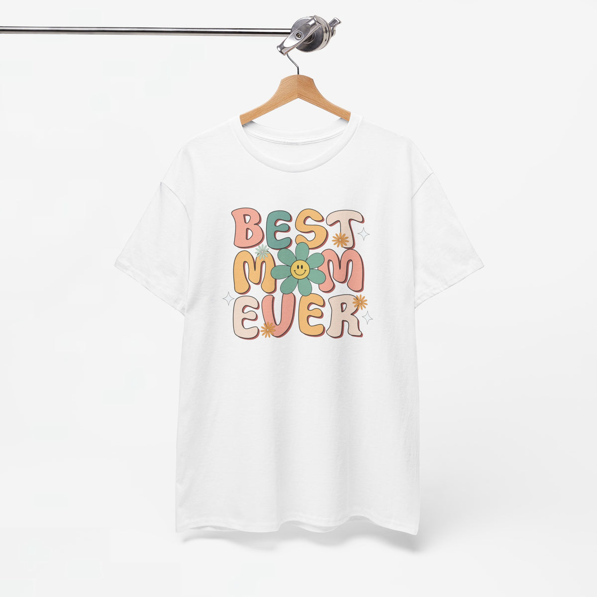Witte T-shirt aan kleerhanger met kleurrijke bloemenprint en tekst "BEST MOM EVER"