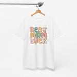 Witte T-shirt aan kleerhanger met kleurrijke bloemenprint en tekst "BEST MOM EVER"