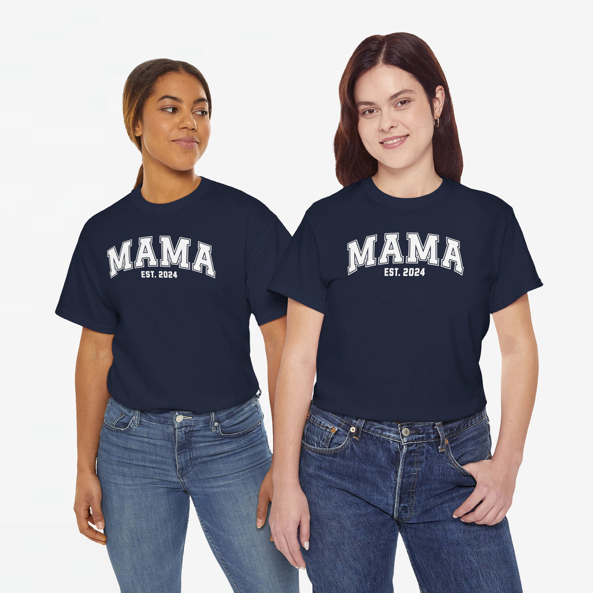 Donkerblauwe T-shirts met “MAMA” en “EST. 2024” op de borst, twee personen