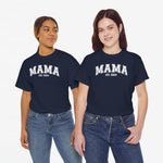 Donkerblauwe T-shirts met “MAMA” en “EST. 2024” op de borst, twee personen
