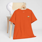 Oranje T-shirt met klein borstlogo met biermotief, aan kledinghanger.