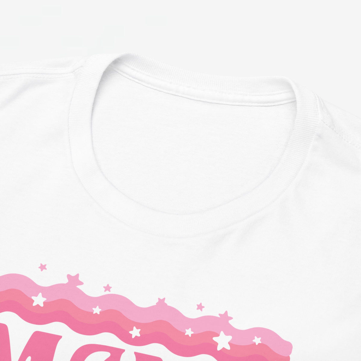 Wit T-shirt met ronde hals; close-up van roze “mama”-print onder de hals.