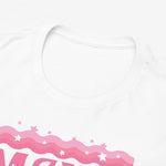 Wit T-shirt met ronde hals; close-up van roze “mama”-print onder de hals.