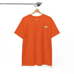 Oranje T-shirt aan hanger met kleine witte borstprint en ronde hals.