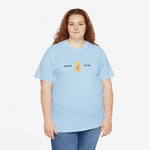 Lichtblauwe T-shirt met borstprint “MAMA” en beer, recht vooraan gefotografeerd.