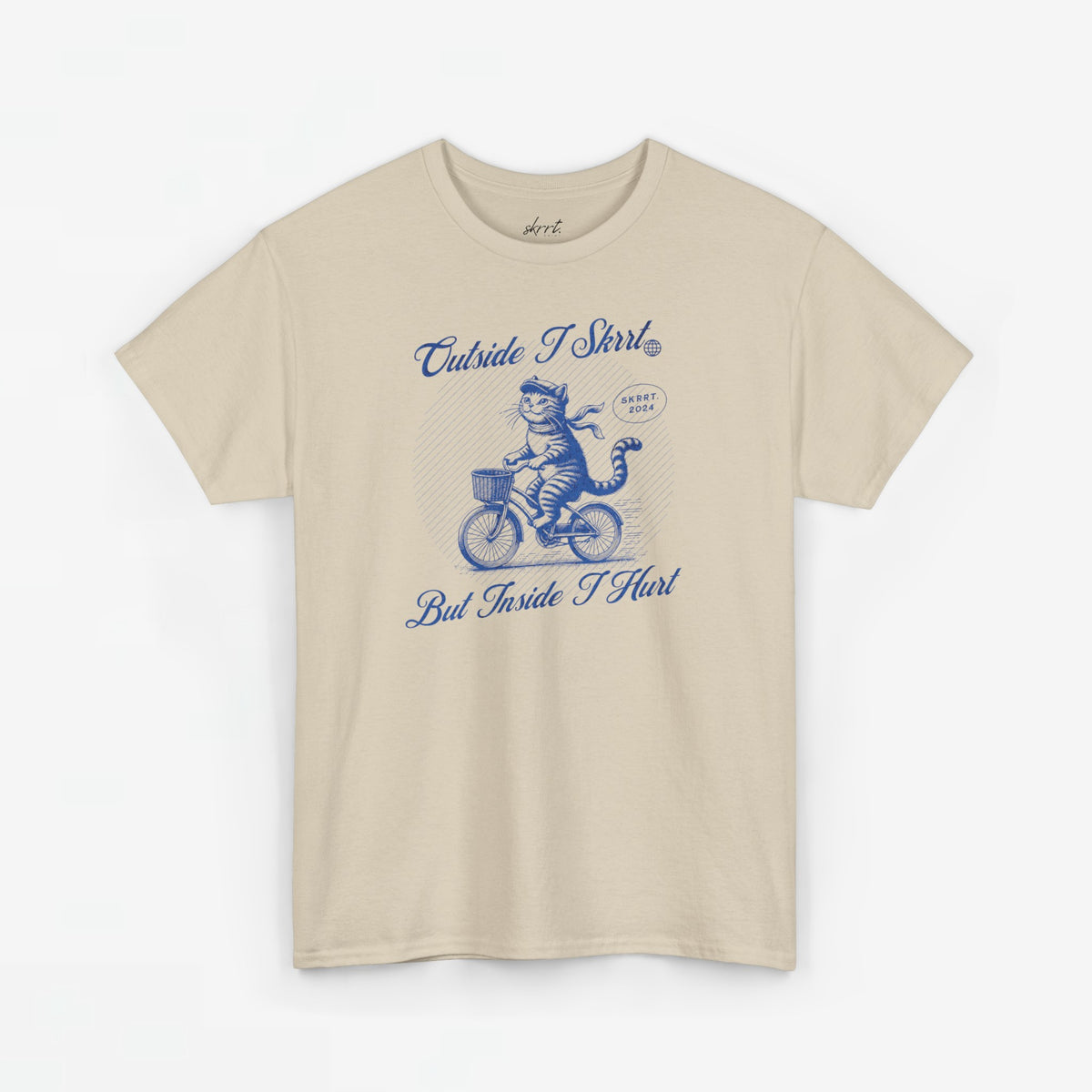 Zandkleurige oversized t-shirt met blauwe opdruk van kat op fiets en tekst voorop