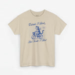 Zandkleurige oversized t-shirt met blauwe opdruk van kat op fiets en tekst voorop