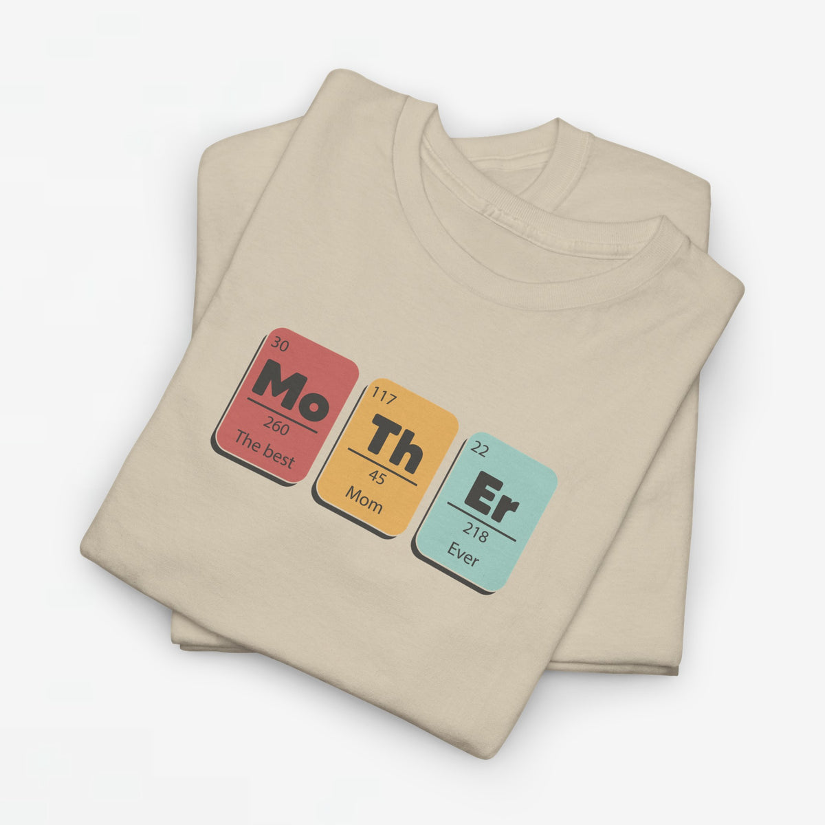 Zandkleurige T-shirt met borstopdruk van gekleurde blokken met tekst “Mo Th Er”