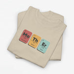 Zandkleurige T-shirt met borstopdruk van gekleurde blokken met tekst “Mo Th Er”