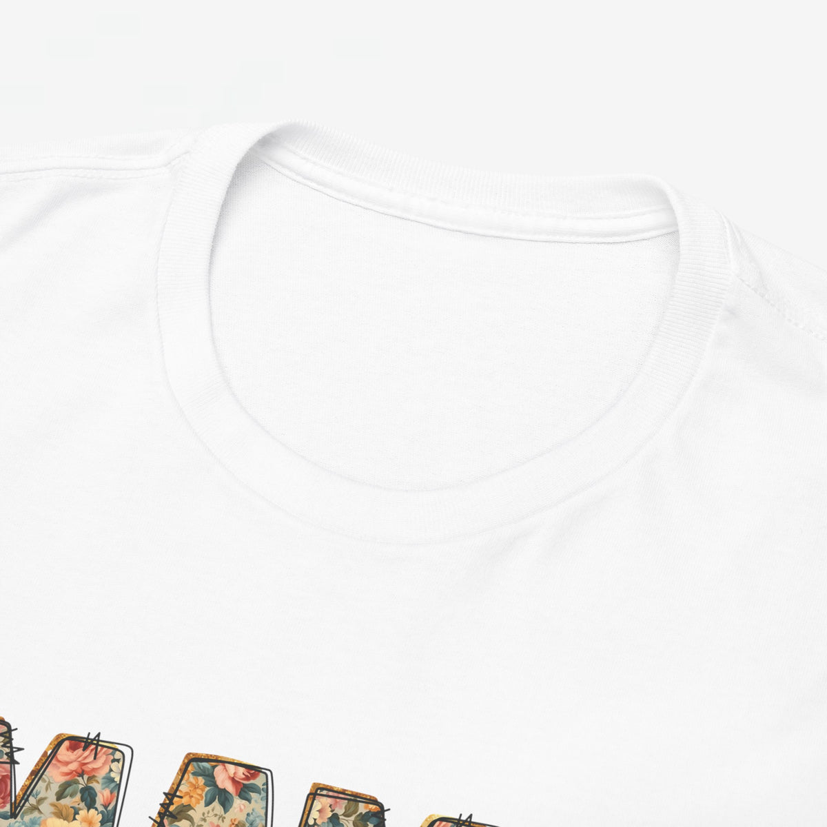 Detail van witte ronde hals en boord van oversized T-shirt