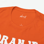 Oranje T-shirt met witte nek- en halsprint; logo en “100% cotton” op borsthoogte.